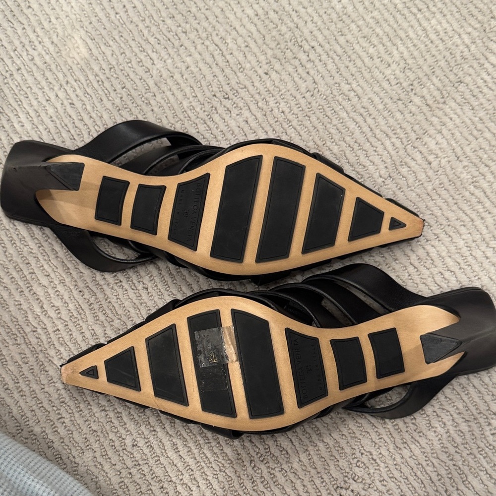 Bottega Veneta Black Intrecciato Leather Clogs. Super chic - Picture 5 of 5